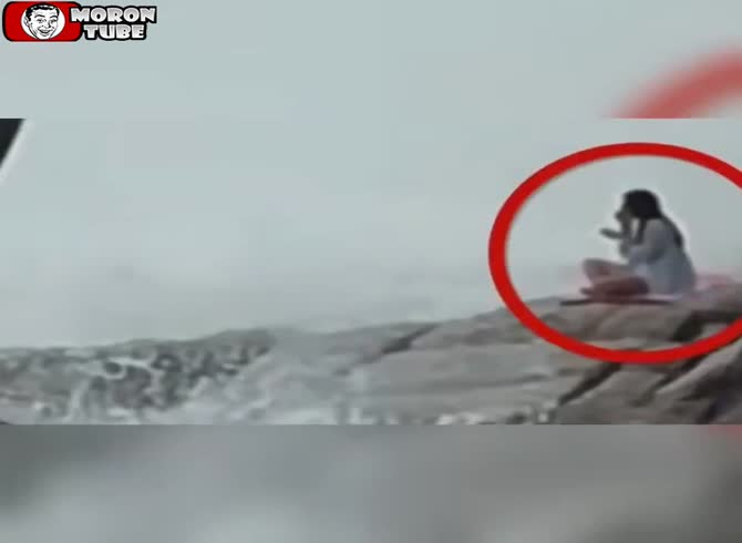 Video :A Russian actress was carried away by a wave while doing yoga on a Thai island